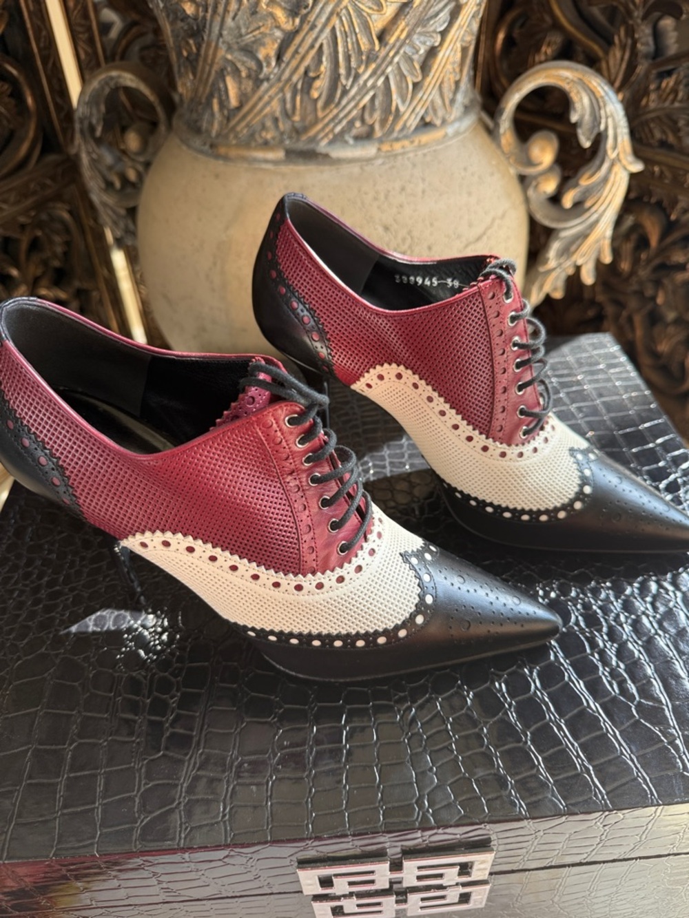 Classic Gucci Red, White & Black Pointed toe spectators - Picture 6 of 9